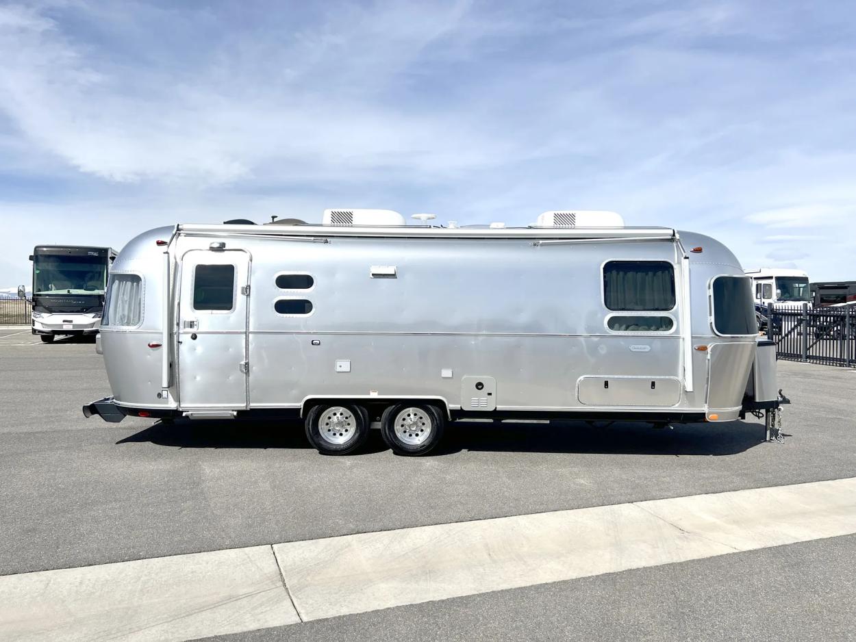 2023 Airstream Globetrotter M-27FB | Photo 3 of 23