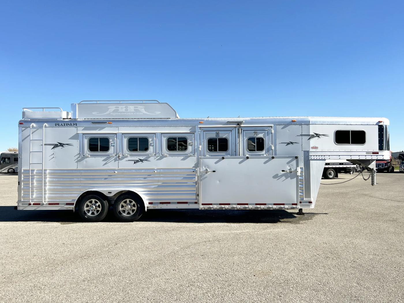 2020 Platinum Coach 5HGN | Photo 2 of 20