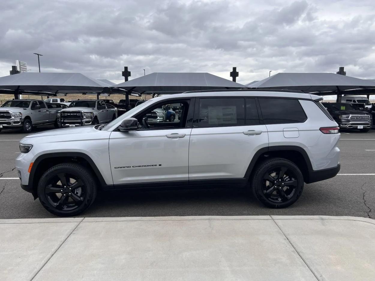 2024 Jeep Grand Cherokee L Limited | Photo 4 of 17