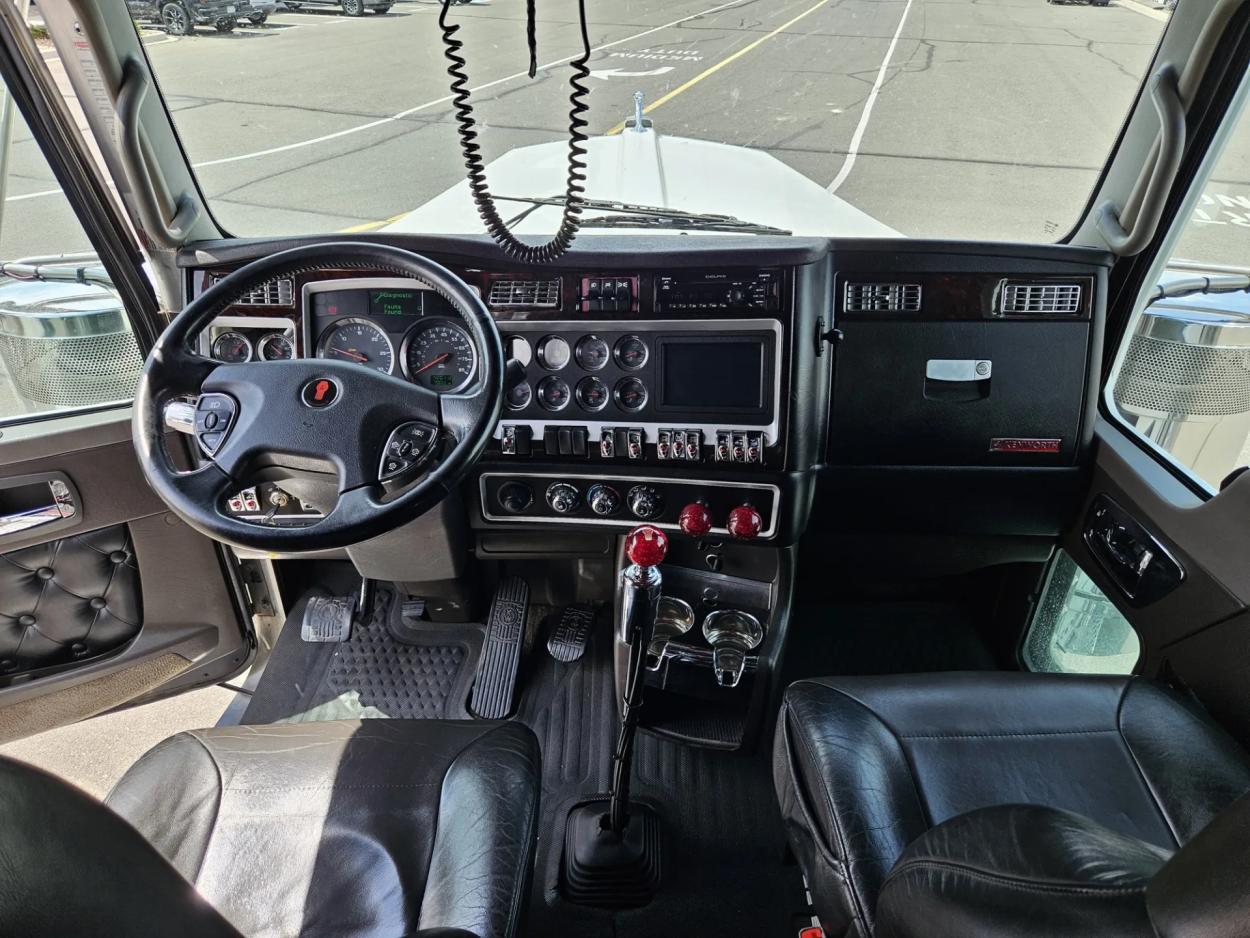 2020 Kenworth W900 | Photo 13 of 15