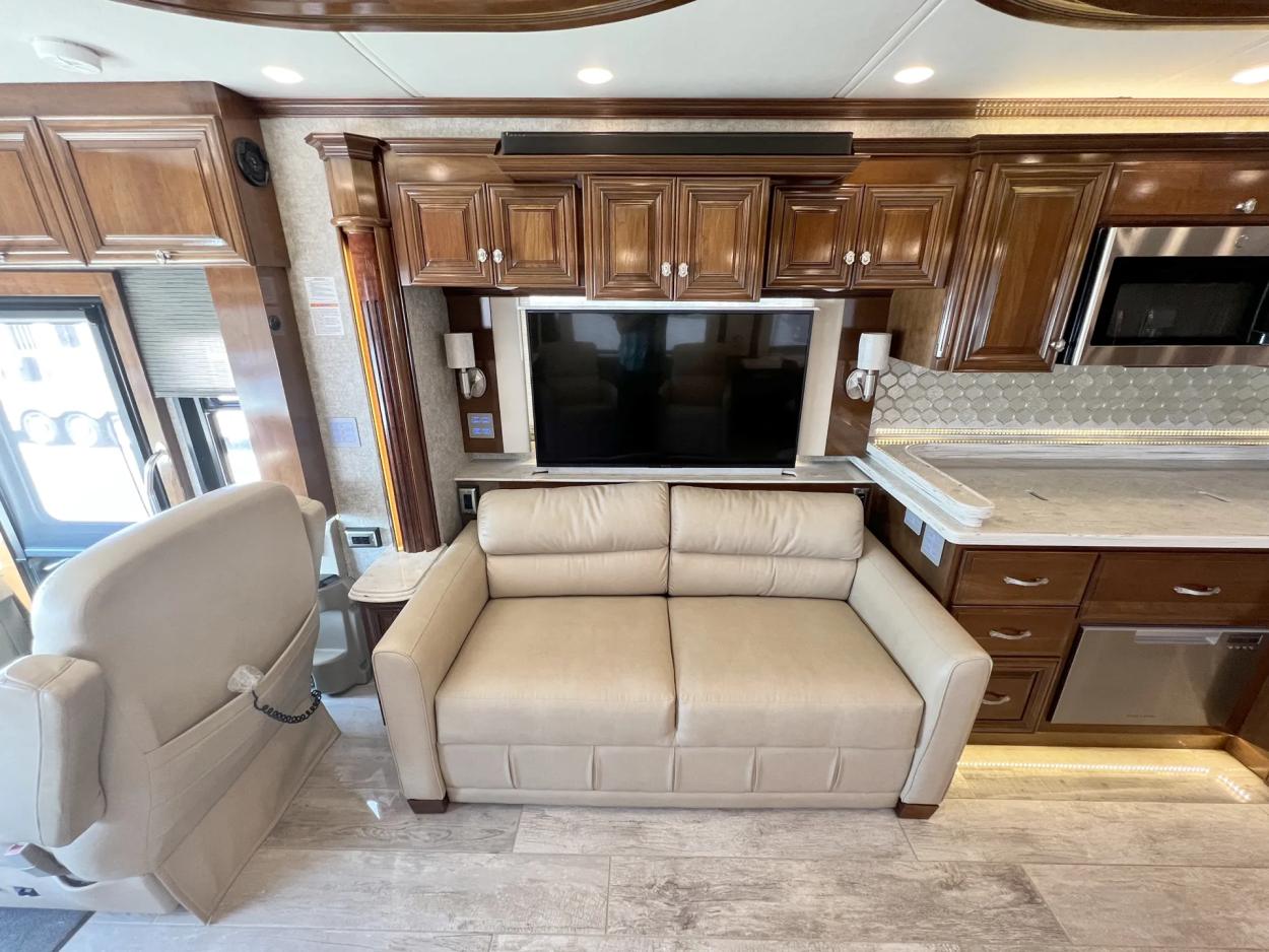 2019 Newmar Essex 4551 | Photo 8 of 34