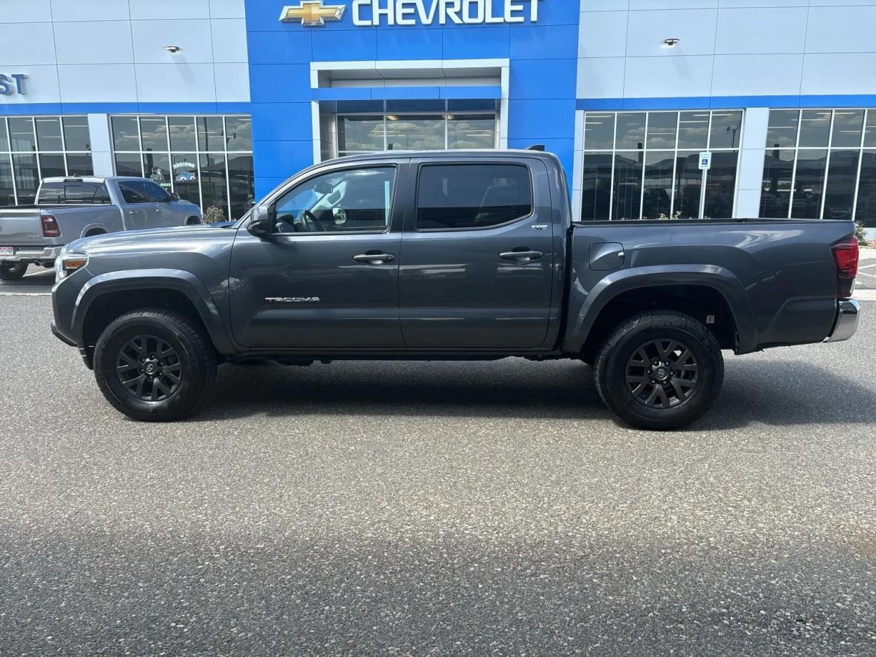 2022 Toyota Tacoma 4WD SR5 | Photo 1 of 22