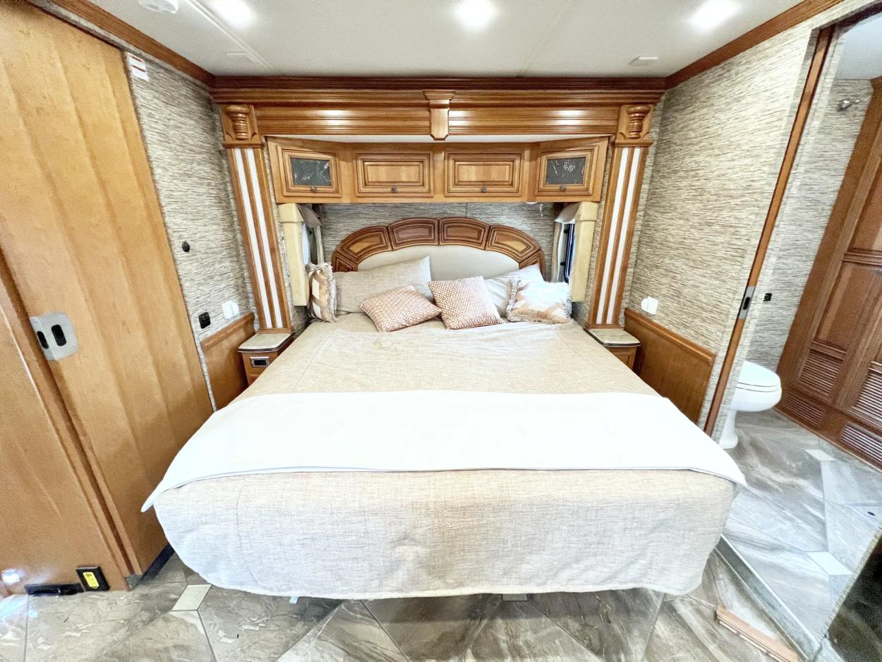 2016 Newmar Dutch Star 4018 | Photo 16 of 32