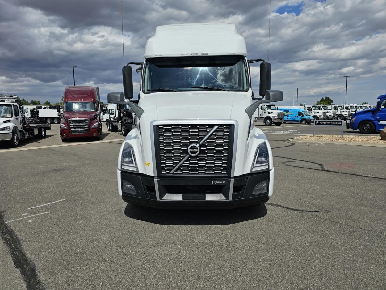 2021 Volvo VNL | Photo 2 of 21