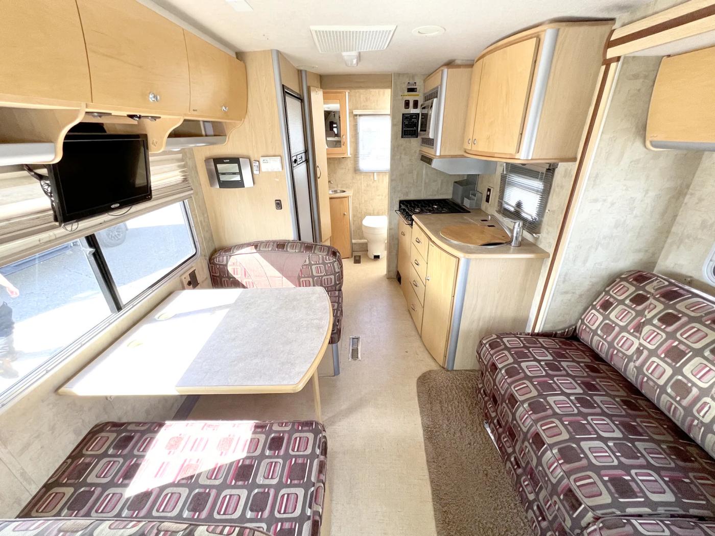 2007 Winnebago Navion 23H | Photo 3 of 20