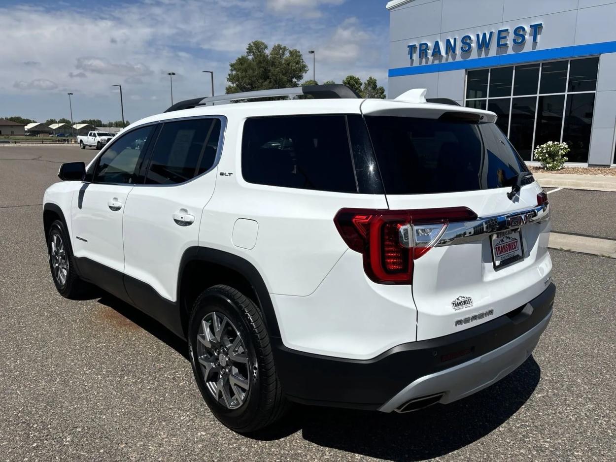 2023 GMC Acadia SLT | Photo 2 of 25