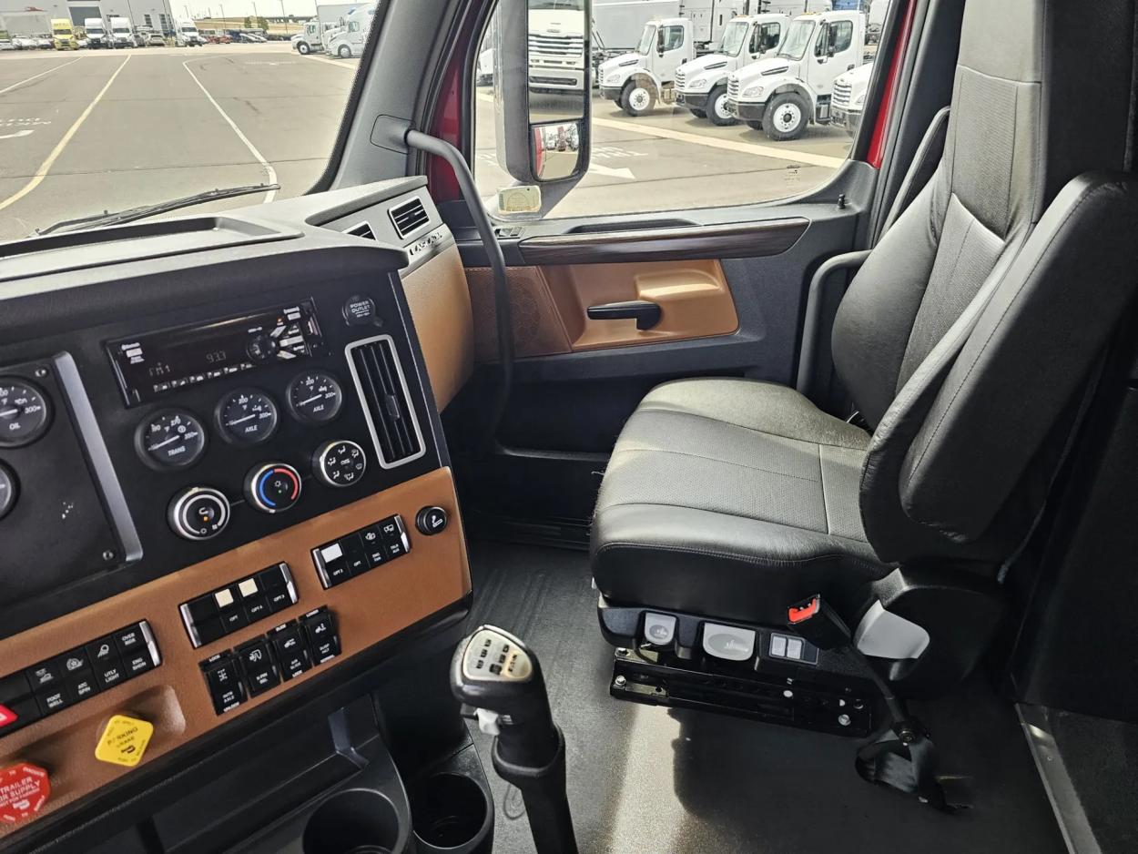 2019 Freightliner Cascadia 126 | Photo 9 of 27