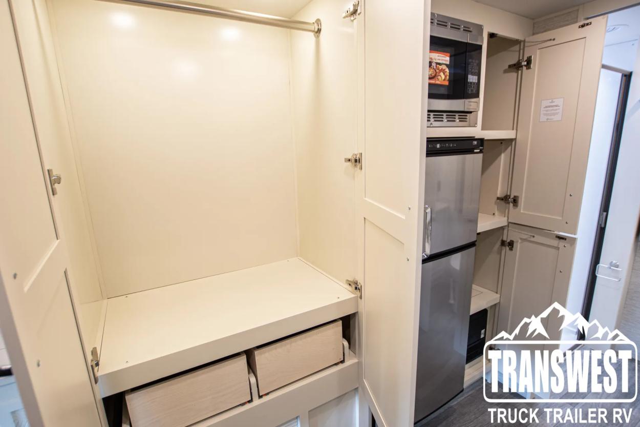 2024 Tiffin Wayfarer 25 JW | Photo 19 of 21