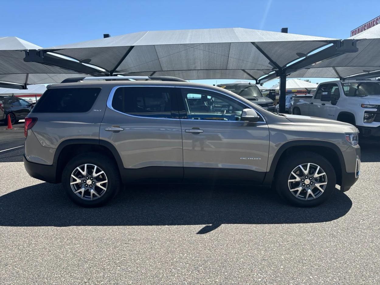 2023 GMC Acadia SLT | Photo 5 of 25