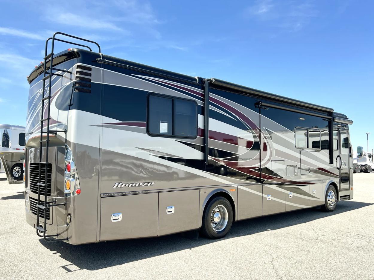 2017 Tiffin Allegro Breeze 32BR | Photo 16 of 27