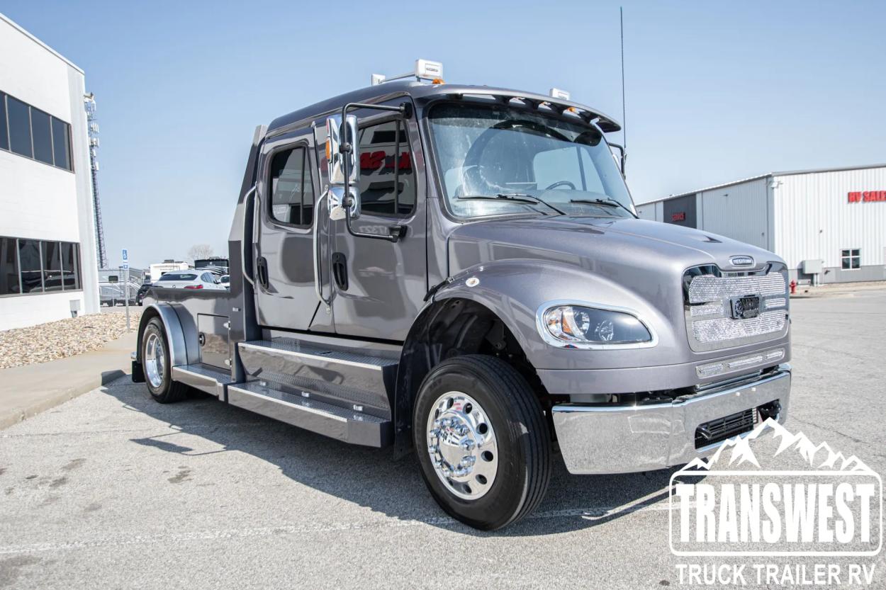 2023 Freightliner M2 106 Laredo | Photo 7 of 22