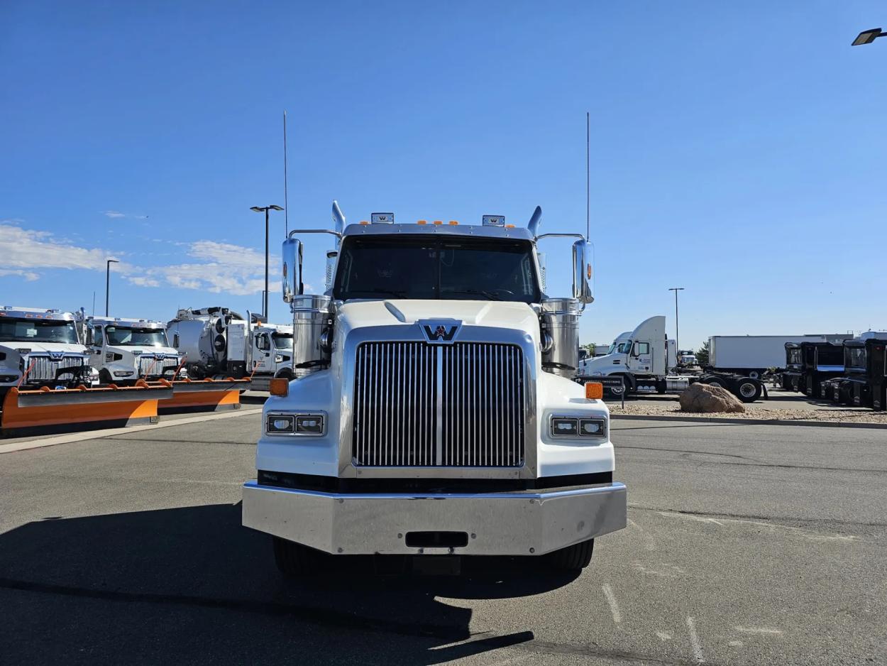 2020 Western Star 4900SA | Photo 2 of 20