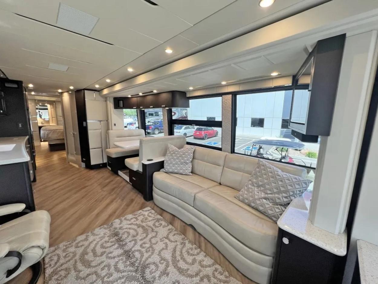 2020 Emerald Prevost H3-45 | Photo 11 of 40