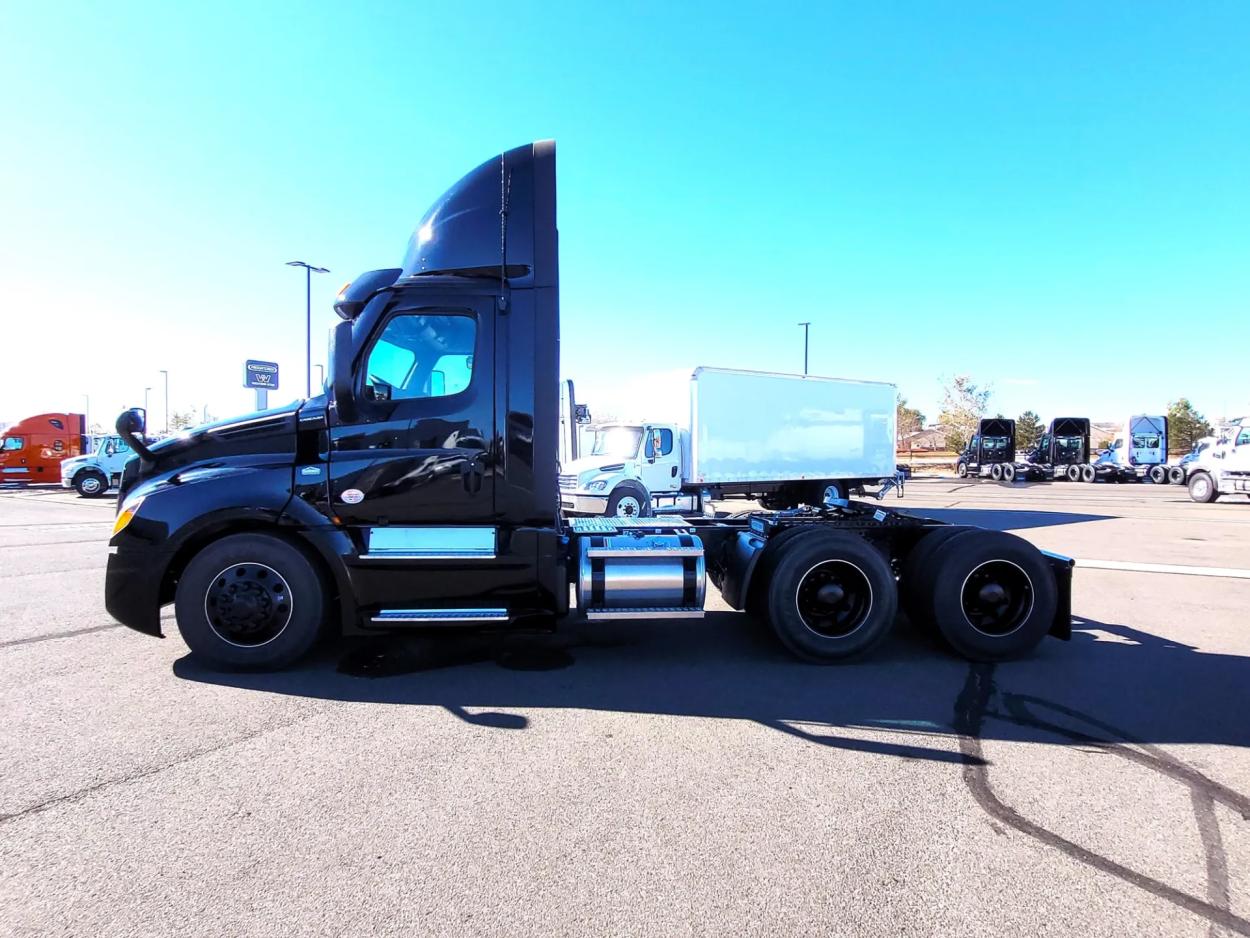 2024 Freightliner Cascadia 126 | Photo 8 of 12