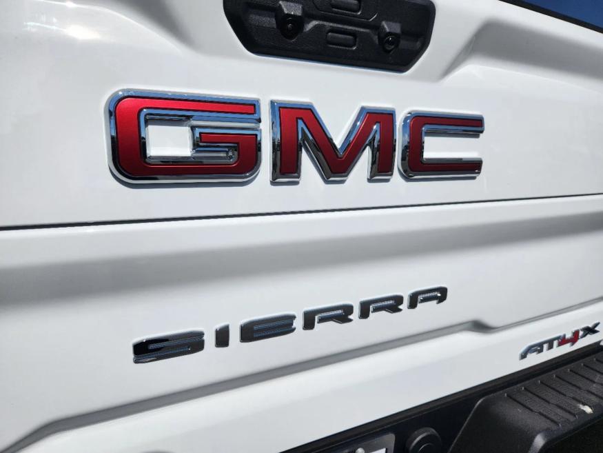 2025 GMC Sierra 2500HD AT4X | Photo 14 of 32