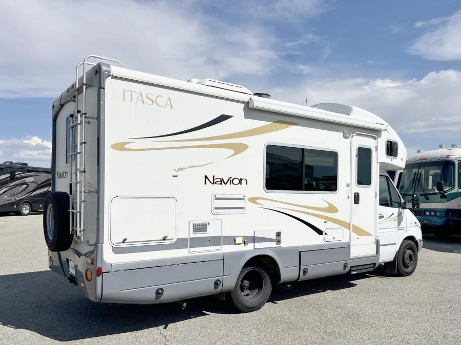 2007 Winnebago Navion 23H | Photo 14 of 20