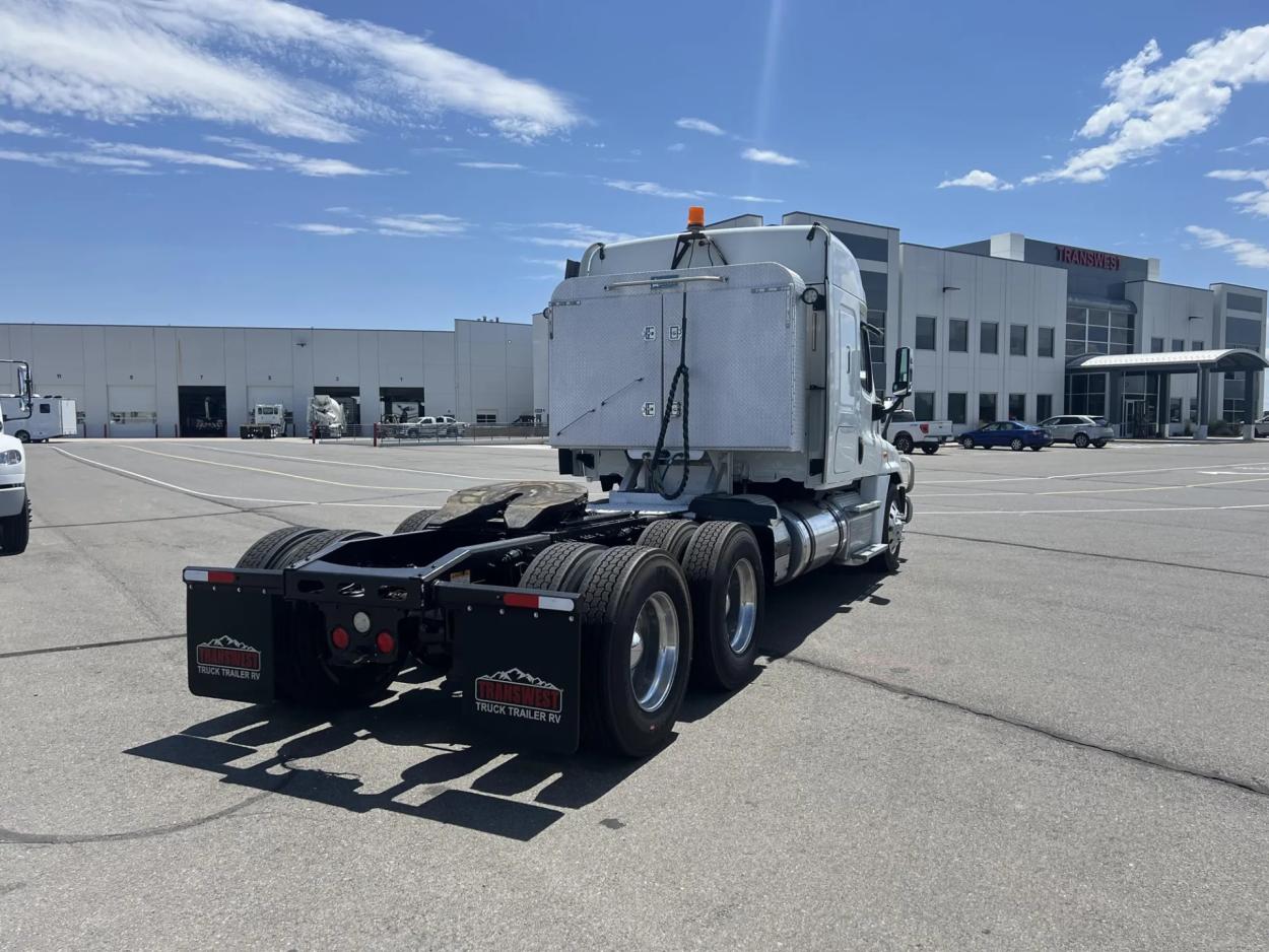 2015 Freightliner Cascadia | Photo 6 of 21