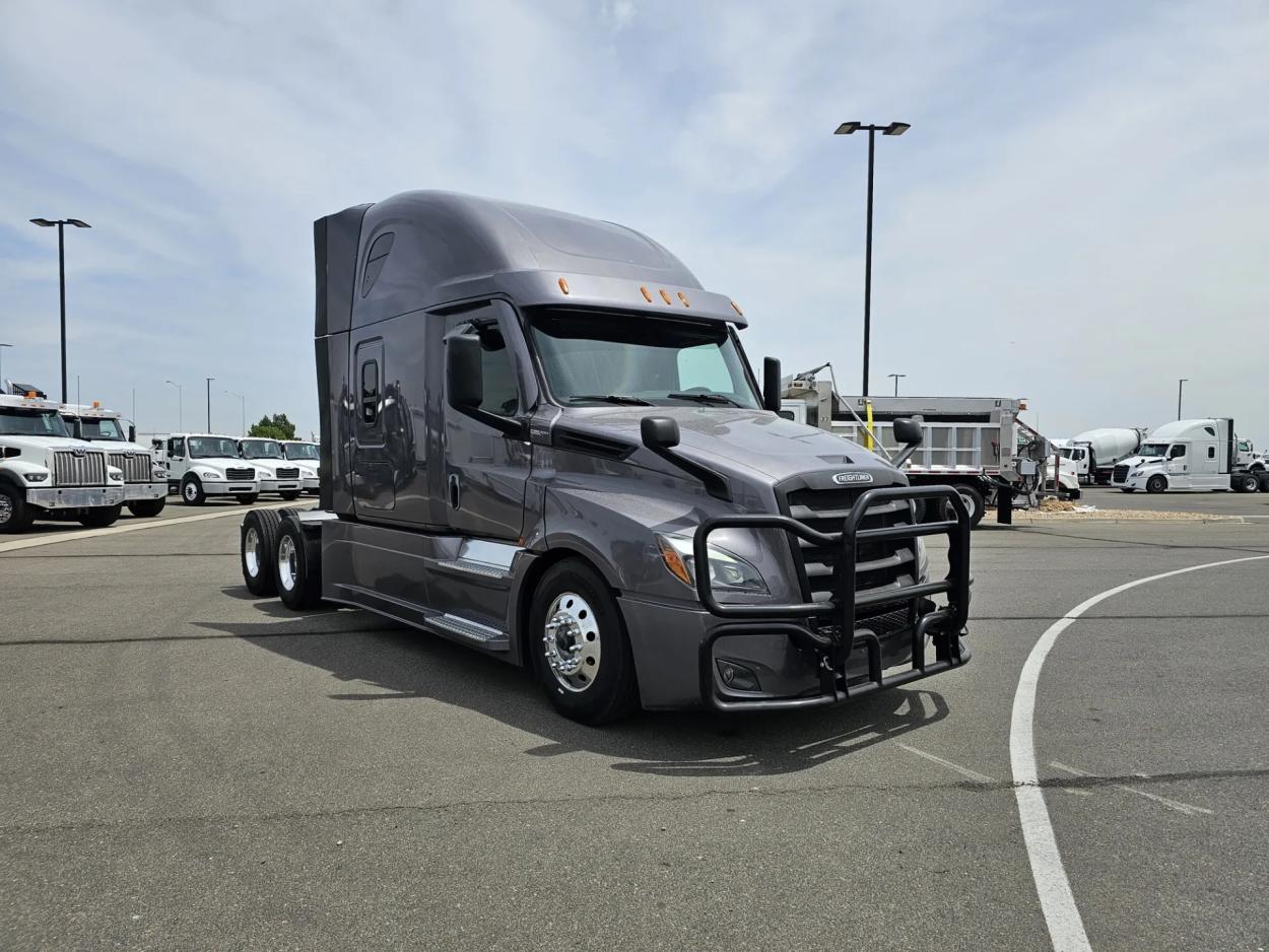 2023 Freightliner Cascadia 126 | Photo 3 of 18