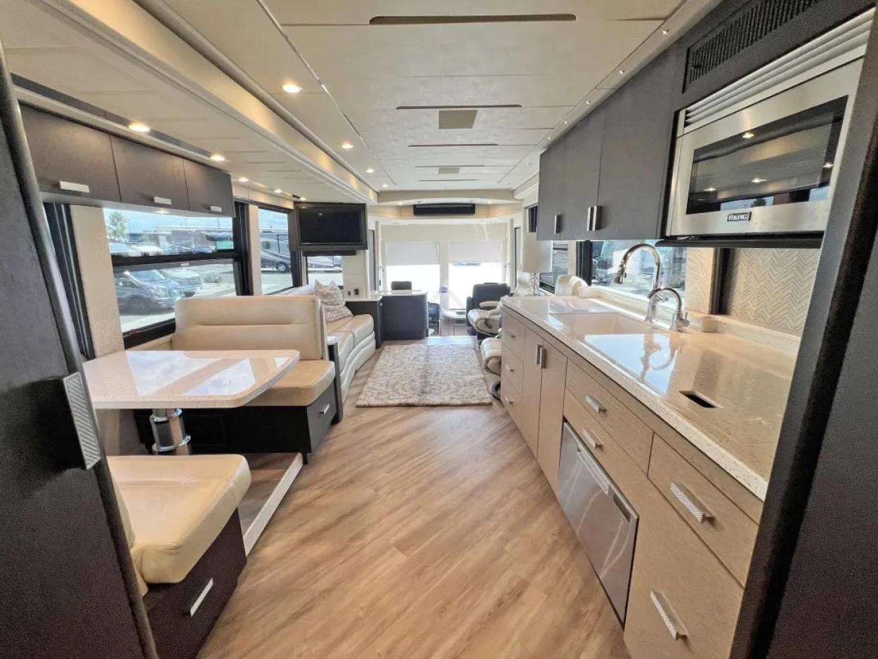 2020 Emerald Prevost H3-45 | Photo 5 of 40