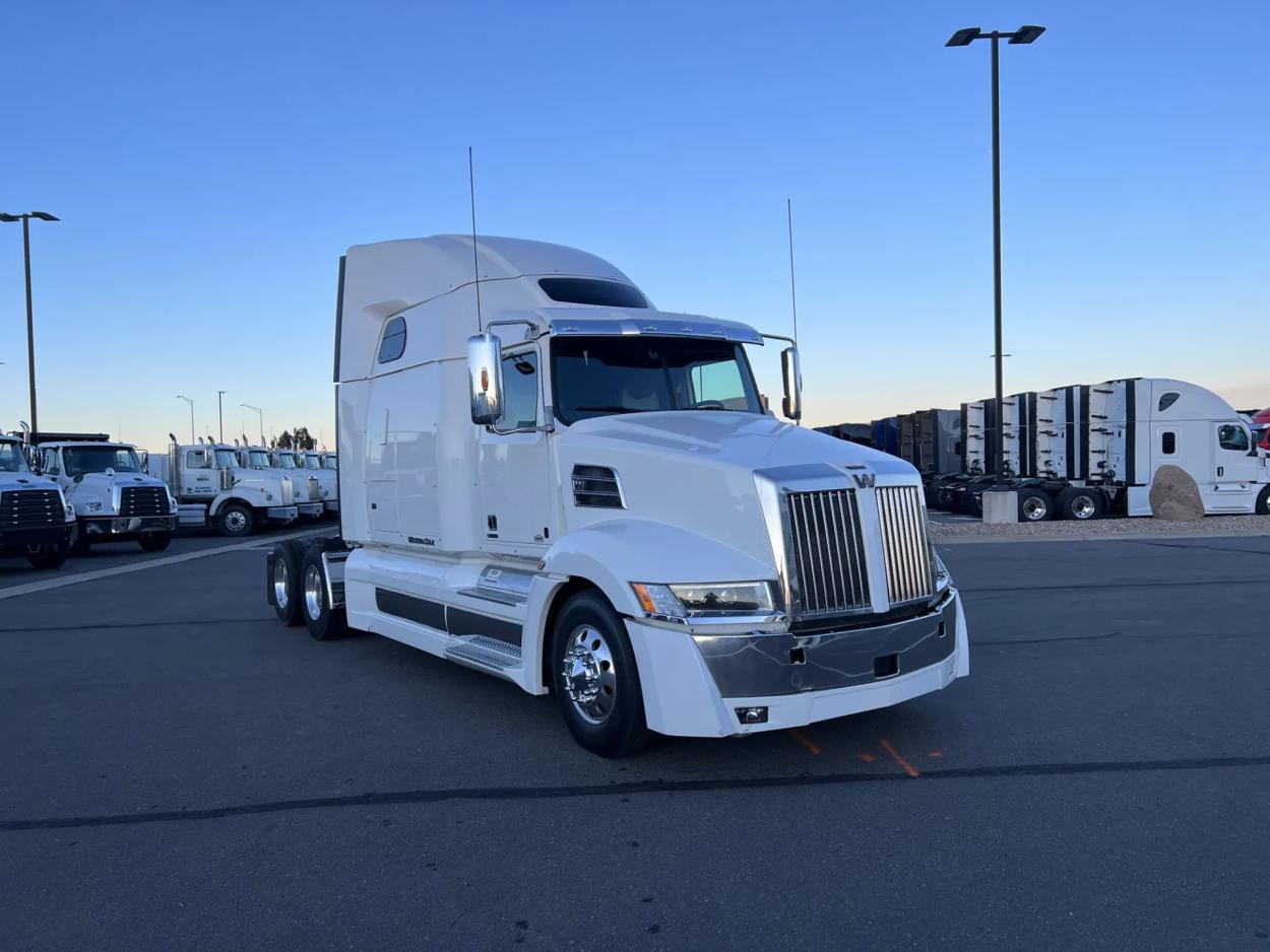 2022 Western Star 5700XE | Photo 2 of 17