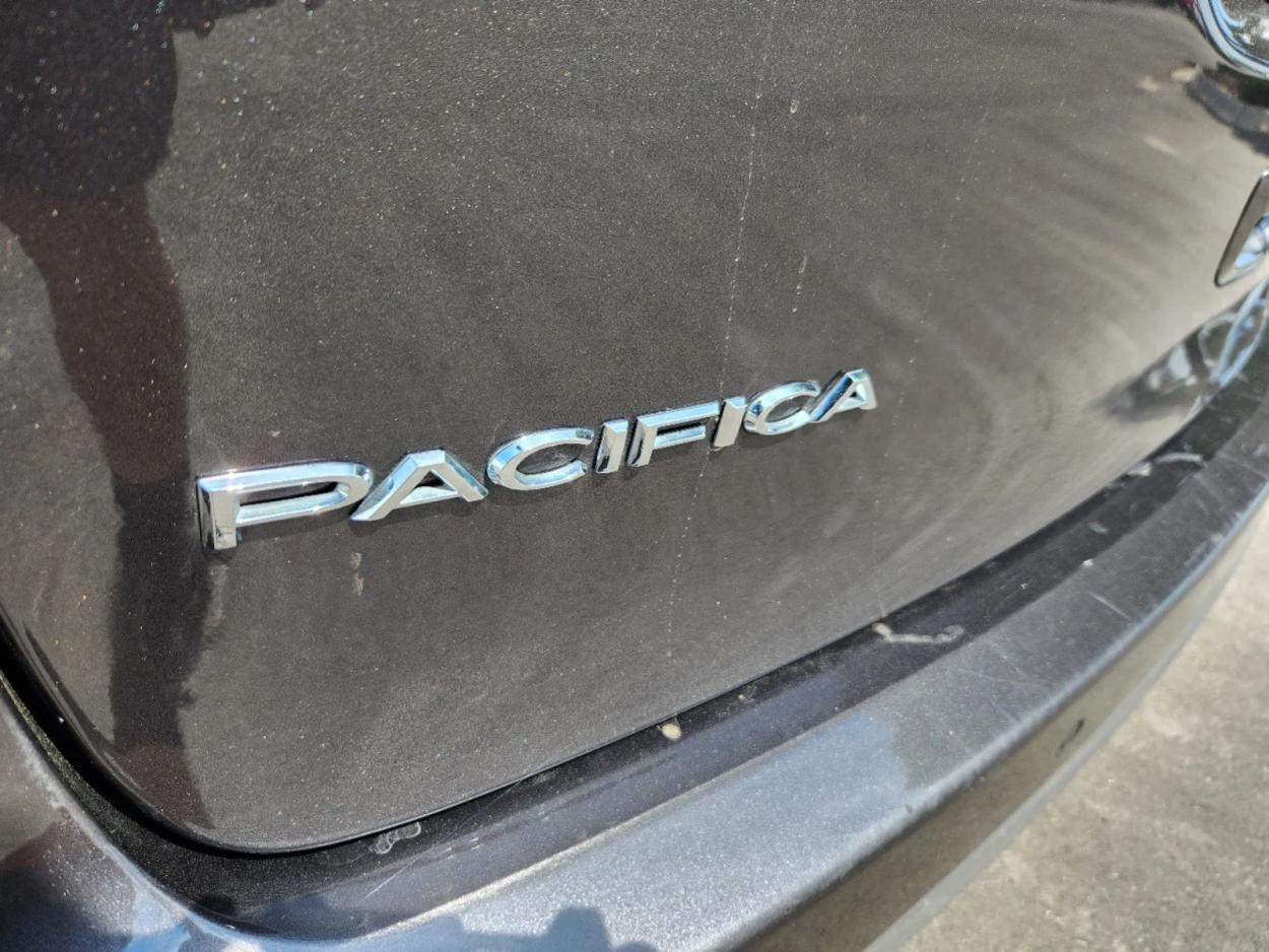 2022 Chrysler Pacifica Touring L | Photo 13 of 27