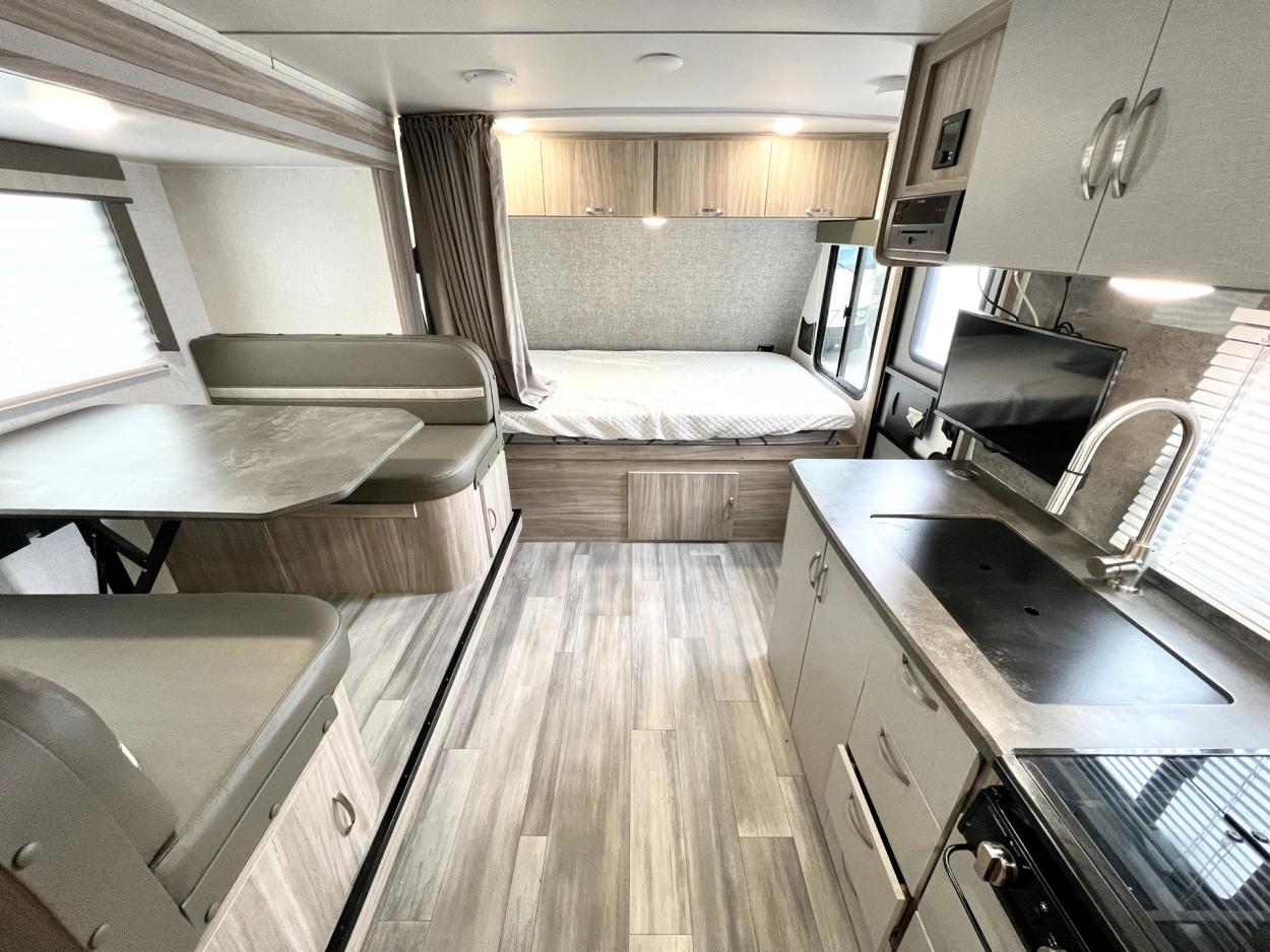 2022 Winnebago Micro Minnie 2100BH | Photo 5 of 21