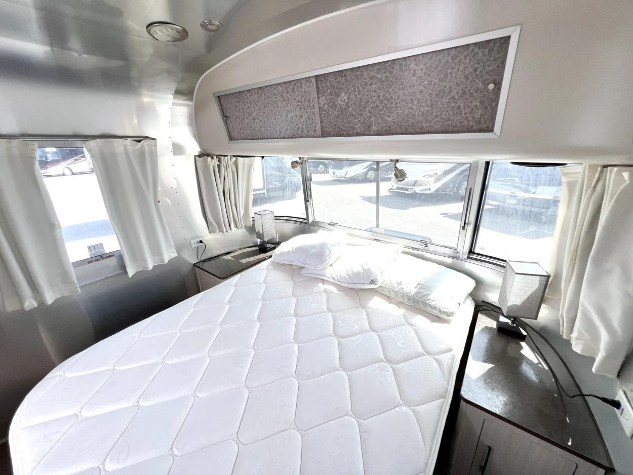 2019 Airstream International 27FB | Photo 14 of 19