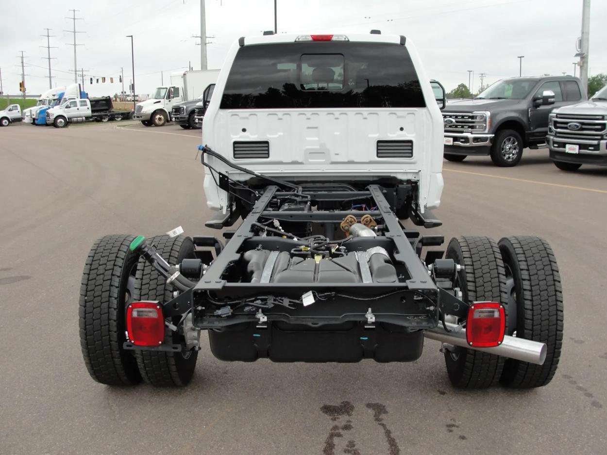 2024 Ford F-550 | Photo 4 of 15