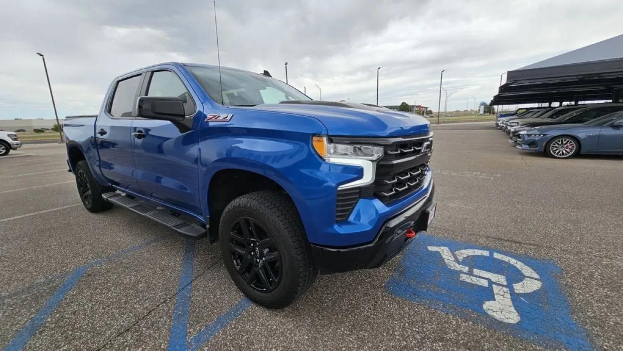 2023 Chevrolet Silverado 1500 | Photo 3 of 30