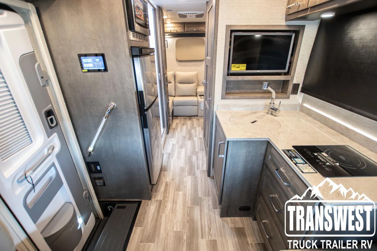 2024 Tiffin Wayfarer 25 RLW | Photo 2 of 24