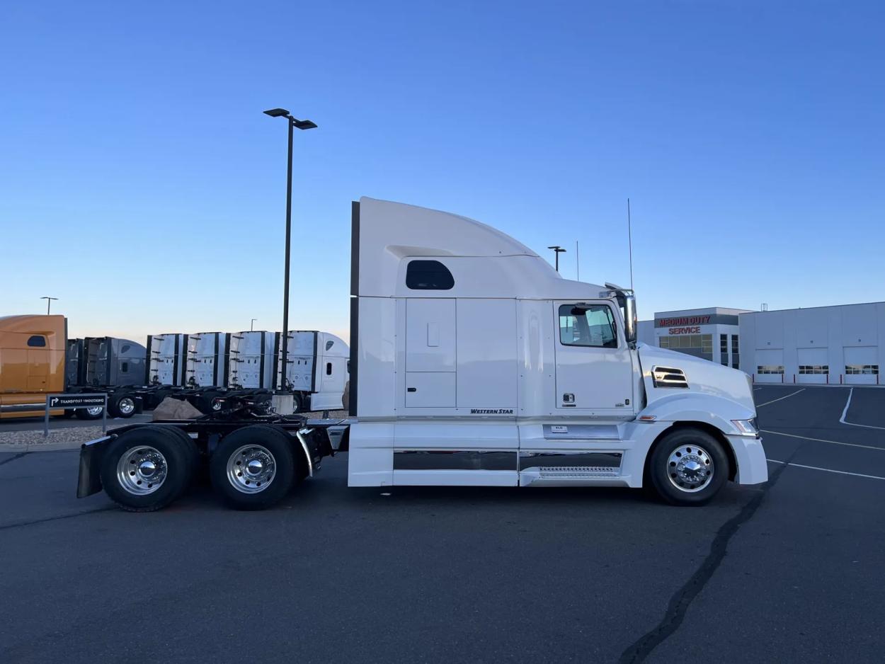 2022 Western Star 5700XE | Photo 3 of 17