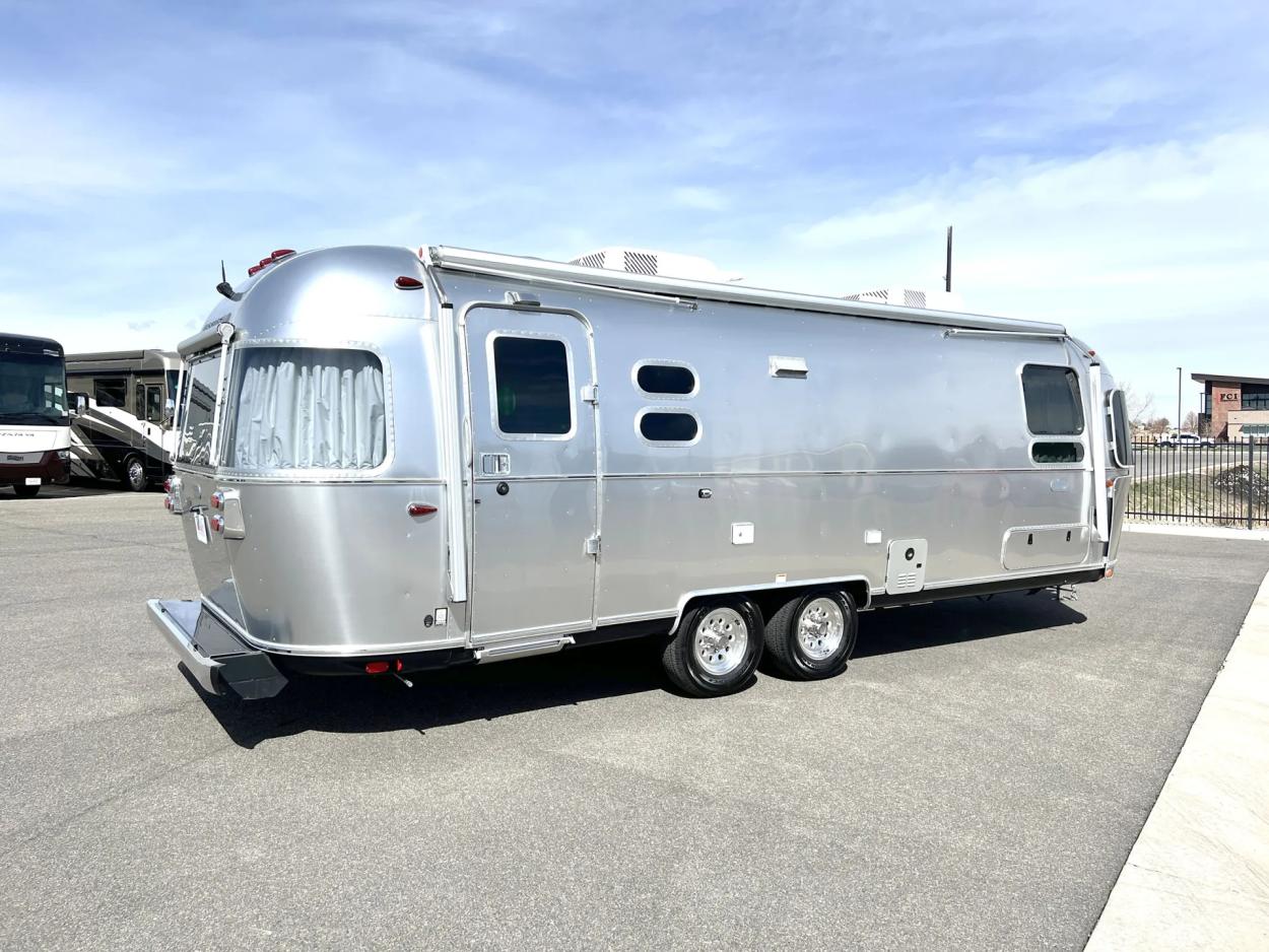 2023 Airstream Globetrotter M-27FB | Photo 18 of 23