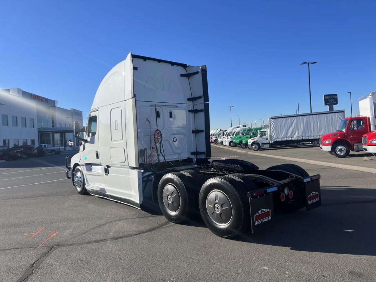 2022 Freightliner Cascadia 126 | Photo 4 of 20