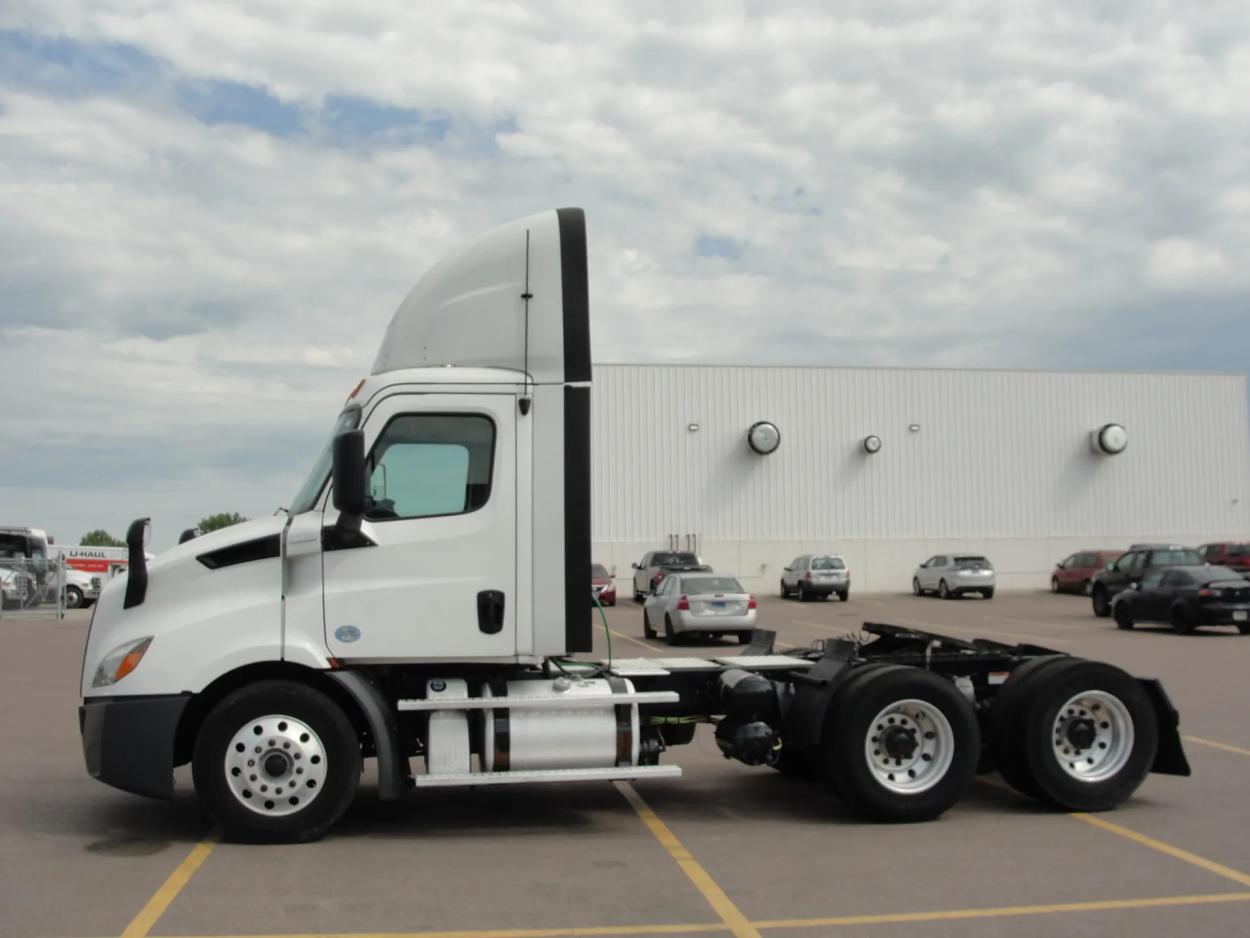 2019 Freightliner Cascadia | Photo 2 of 11