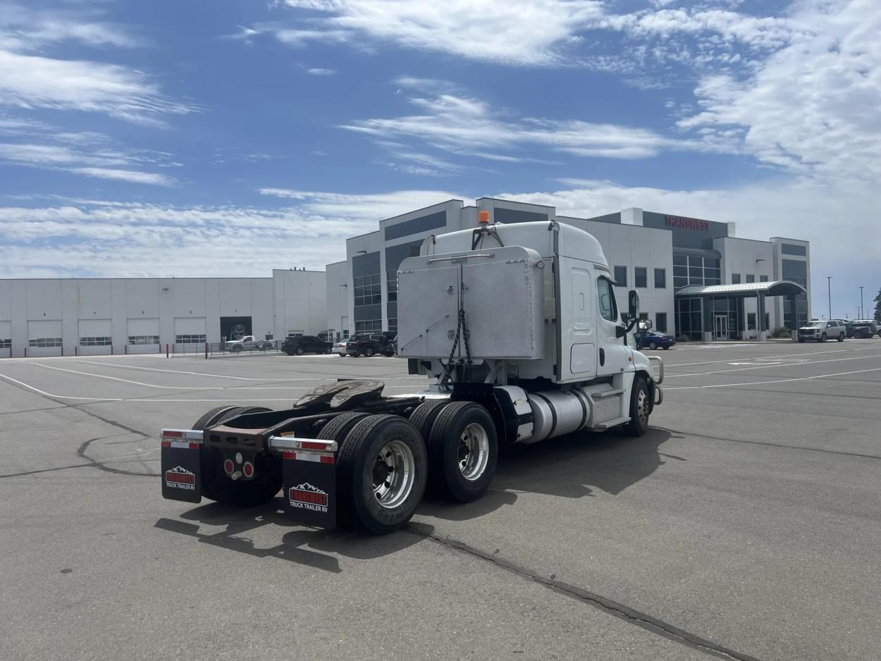 2015 Freightliner Cascadia | Photo 5 of 20