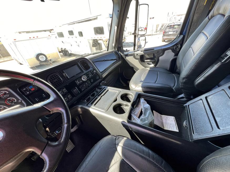 2015 Freightliner M2 106 Sport Chassis | Photo 8 of 21