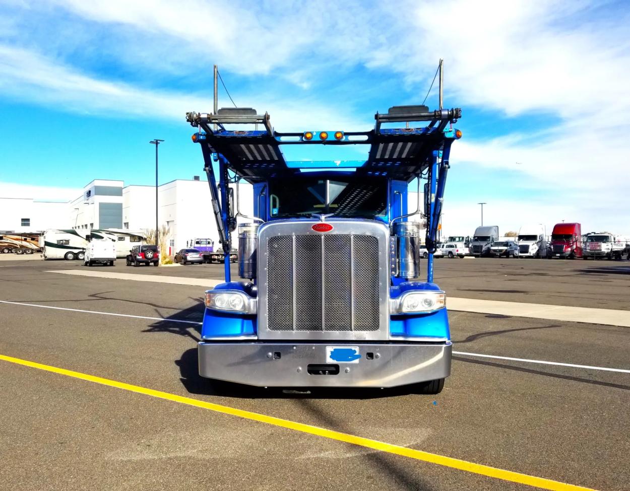 2019 Peterbilt 389 | Photo 2 of 27