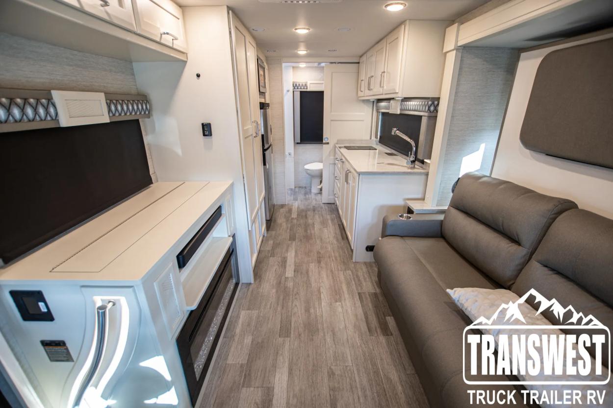 2024 Tiffin Wayfarer 25 JW | Photo 2 of 21