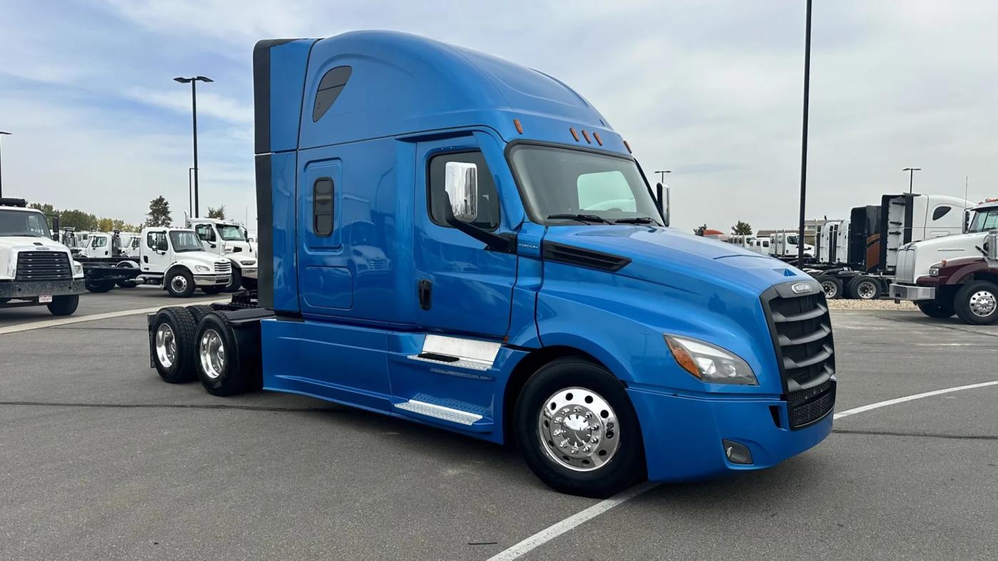 2023 Freightliner Cascadia 126 | Photo 3 of 24