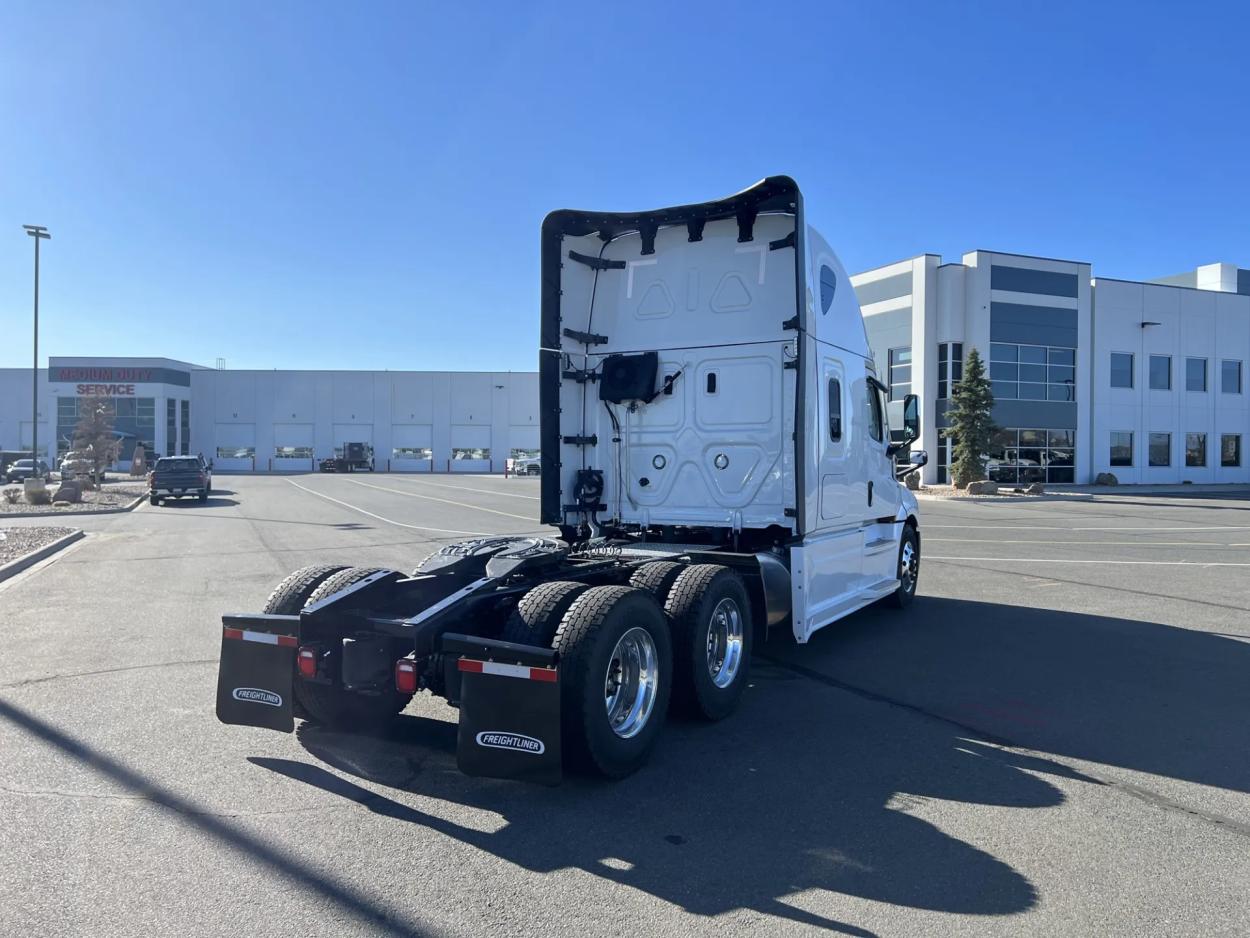 2025 Freightliner Cascadia 126 | Photo 3 of 18