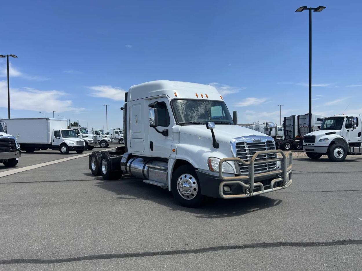 2015 Freightliner Cascadia | Photo 3 of 20