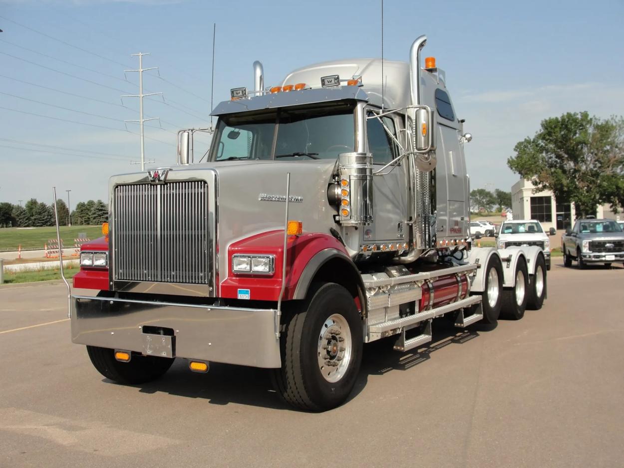 2022 Western Star 4900 | Photo 2 of 22