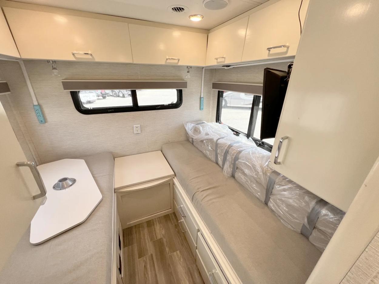 2021 Tiffin Wayfarer 25TW | Photo 13 of 25