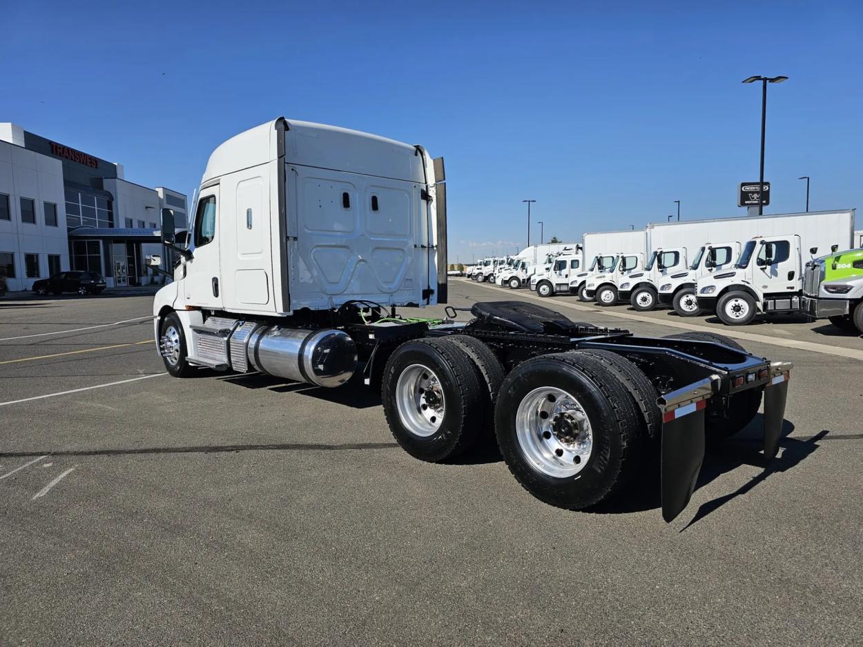 2021 Freightliner Cascadia 126 | Photo 7 of 22