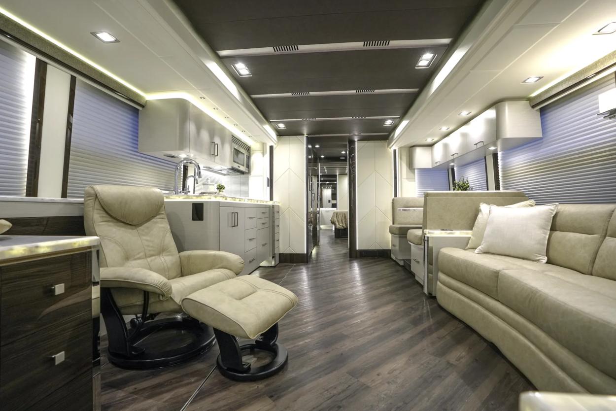 2023 Emerald Prevost H3-45 | Photo 4 of 24