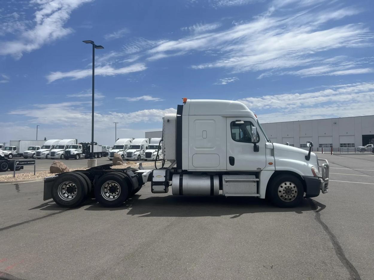 2015 Freightliner Cascadia | Photo 3 of 20