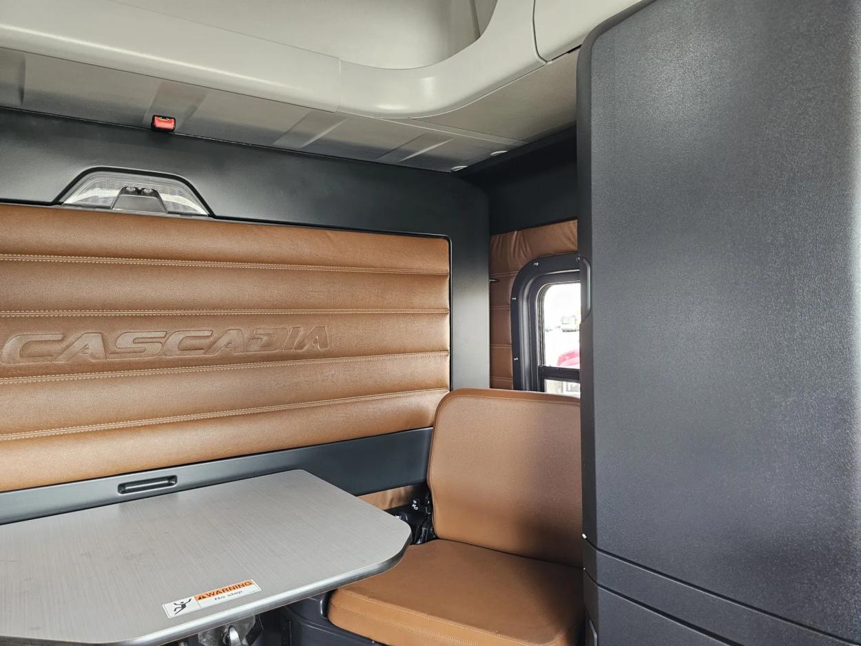 2019 Freightliner Cascadia 126 | Photo 13 of 27