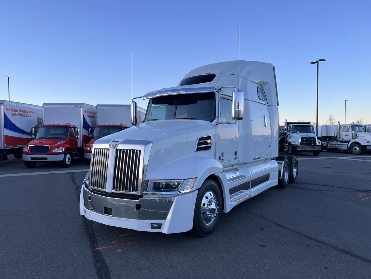 2022 Western Star 5700XE | Photo 1 of 17