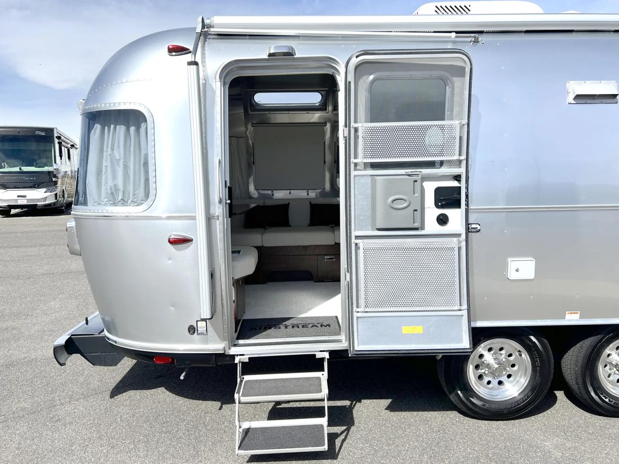 2023 Airstream Globetrotter M-27FB | Photo 4 of 23