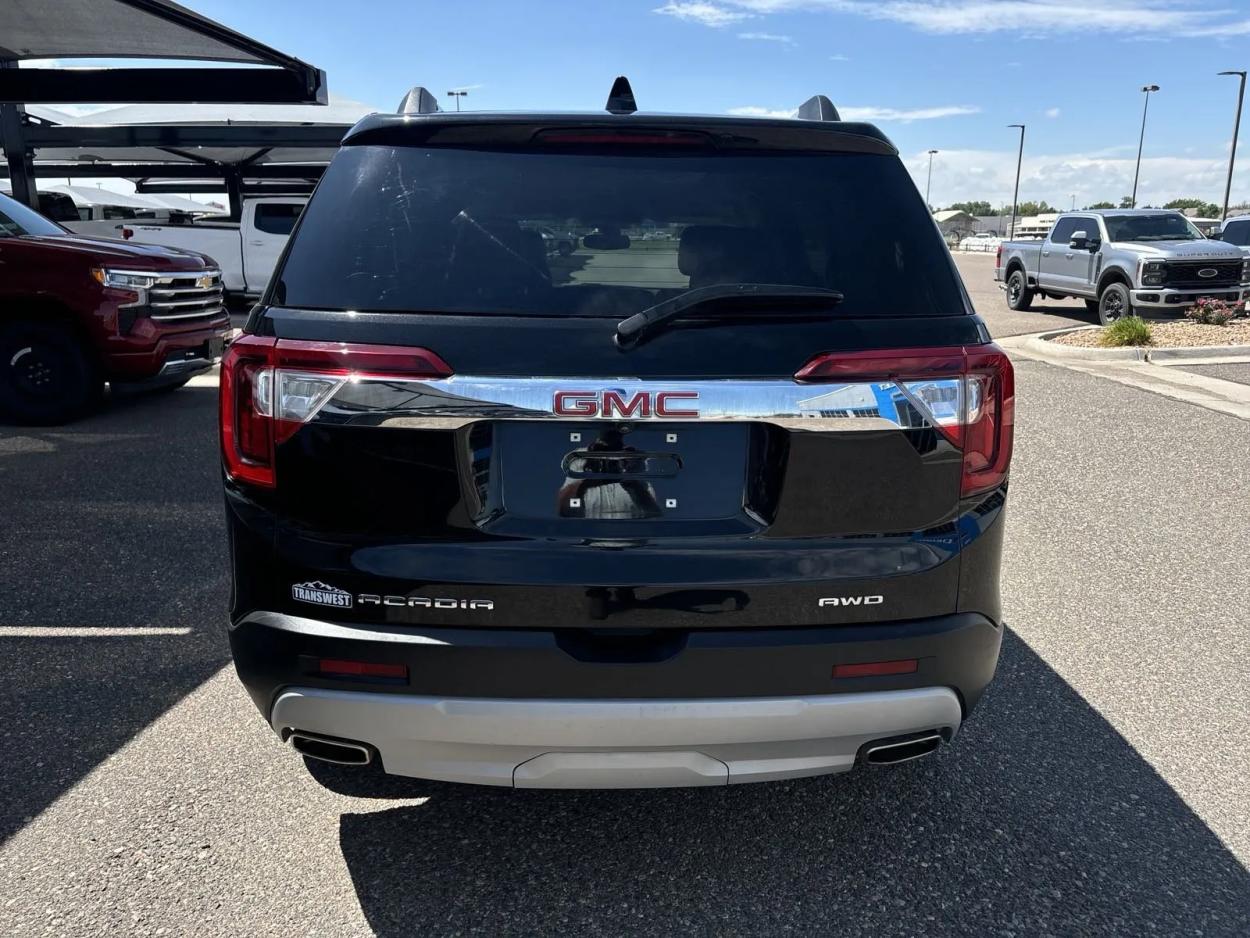 2023 GMC Acadia SLT | Photo 3 of 24